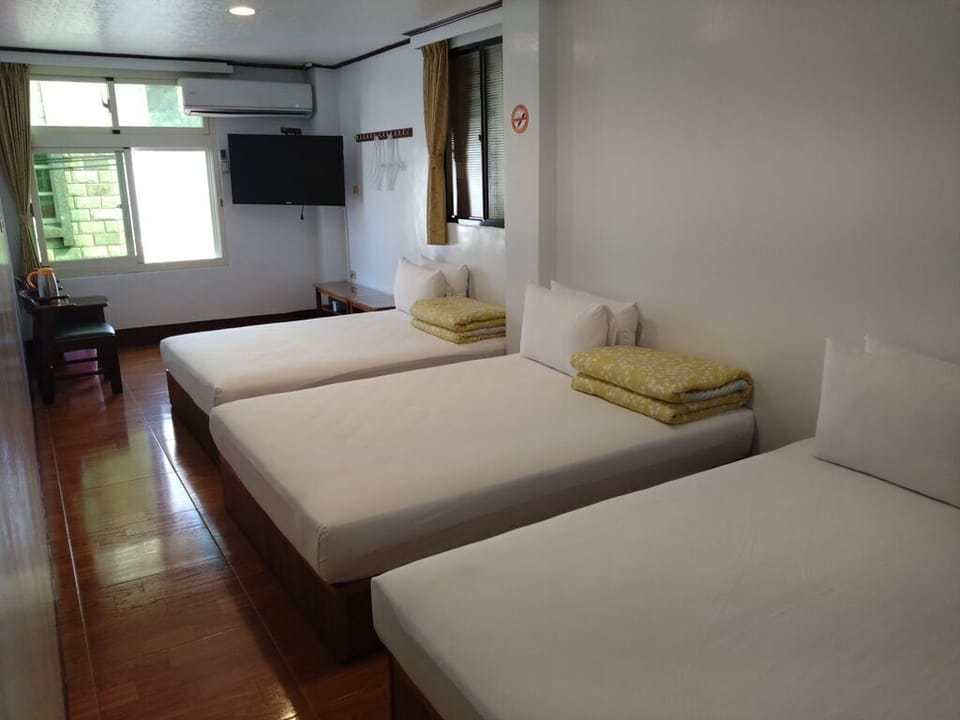 Triple Room, 3 Twin Beds（Free Hot and Cold Spring） | Desk, laptop workspace, free WiFi, bed sheets