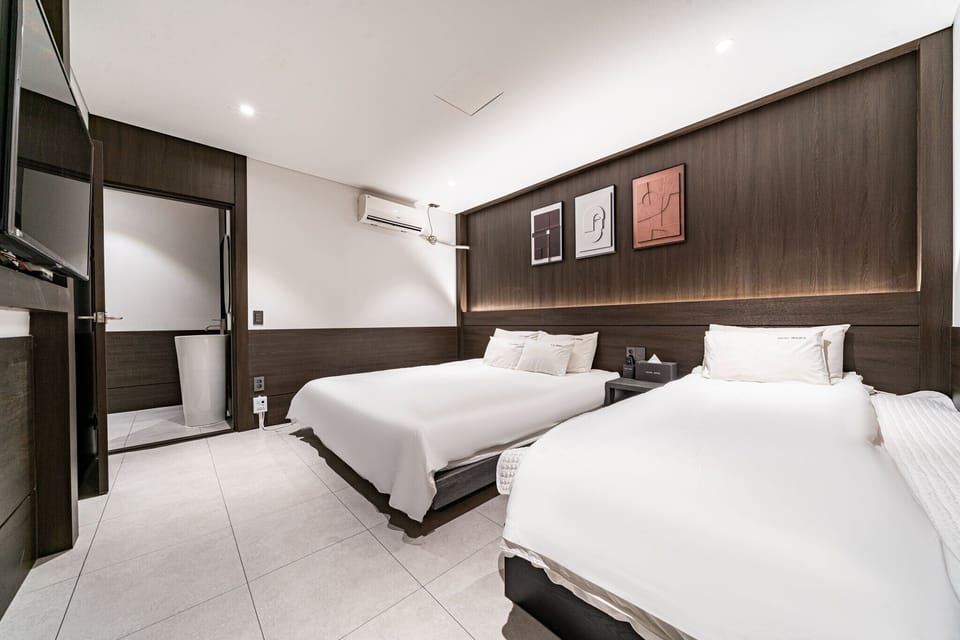 Family Suite, Non Smoking | Premium bedding, down comforters, Select Comfort beds, soundproofing