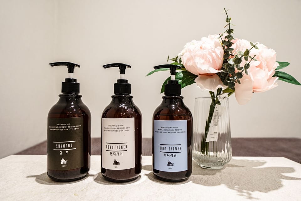 Junior Suite, Non Smoking | Bathroom | Designer toiletries, hair dryer, bathrobes, slippers