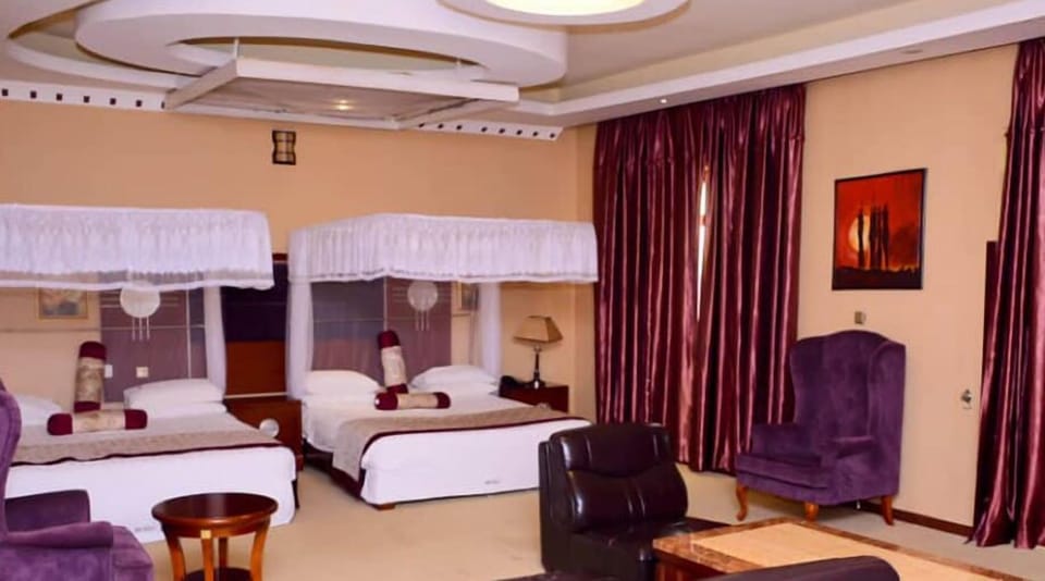 Family Room | Minibar, in-room safe, desk, blackout drapes