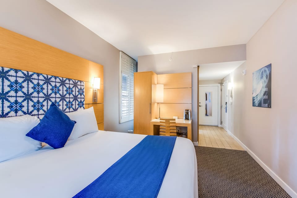 Deluxe Room, 1 King Bed, Accessible | Premium bedding, down comforters, in-room safe, desk