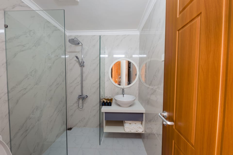 Deluxe Double Room, Pool View | Bathroom | Free toiletries, hair dryer, slippers, towels