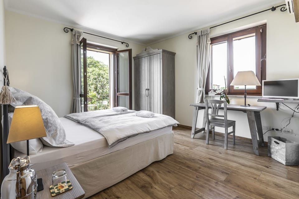 Panoramic Suite (Grigio Perla) | 1 bedroom, Egyptian cotton sheets, hypo-allergenic bedding