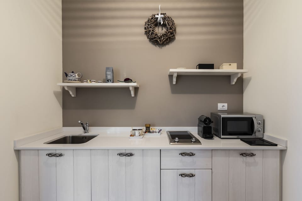 Panoramic Suite (Grigio Perla) | Private kitchenette | Microwave, stovetop, cookware/dishes/utensils