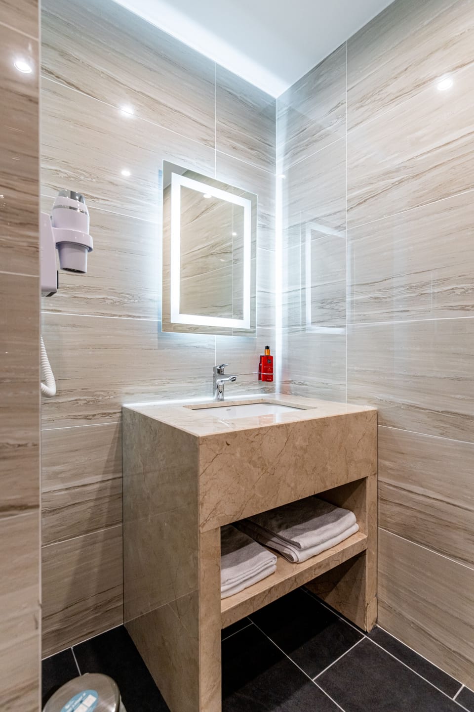 Superior Double or Twin Room | Bathroom | Shower, rainfall showerhead, designer toiletries, hair dryer