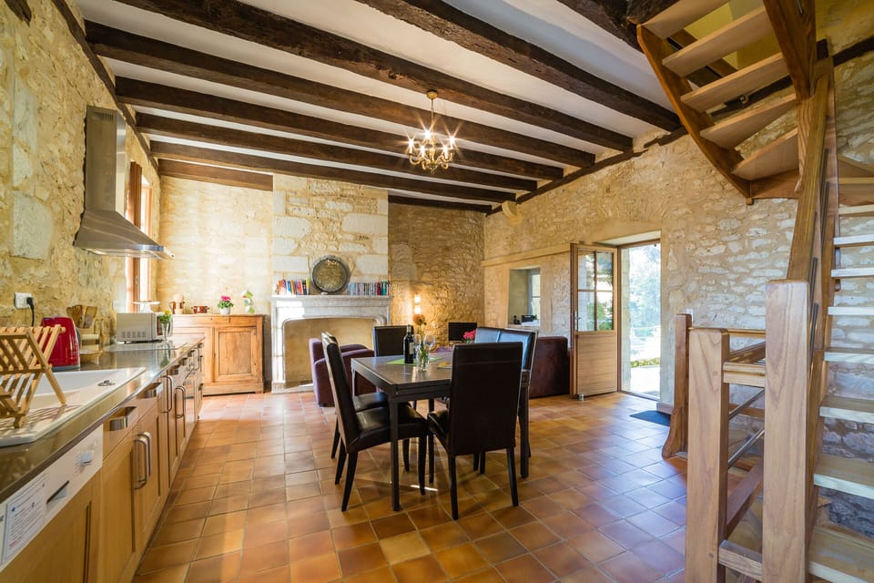 In the main room : the dining room and the kitchen. 