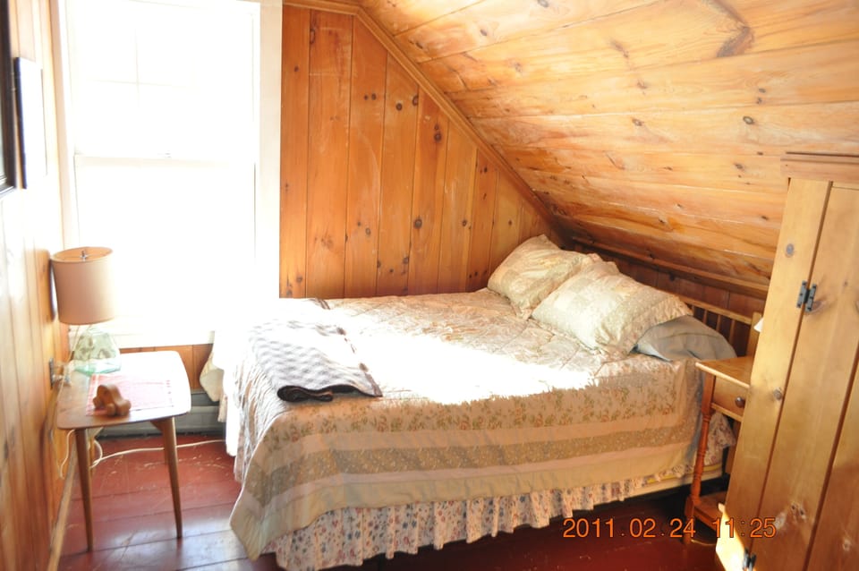 singe full upstairs
