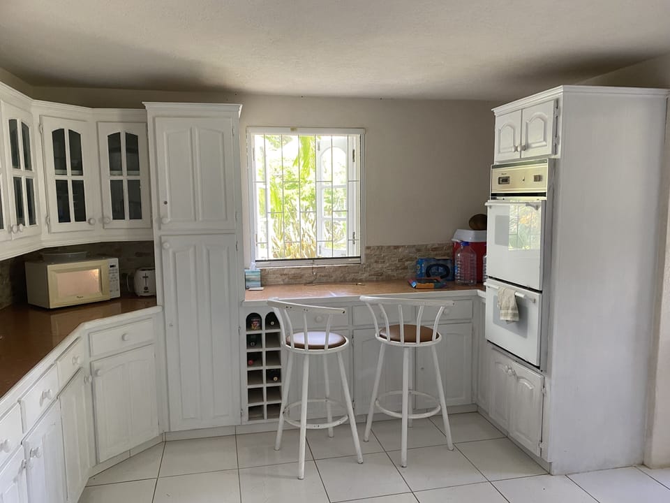 fully equiped kitchen with american style fridge