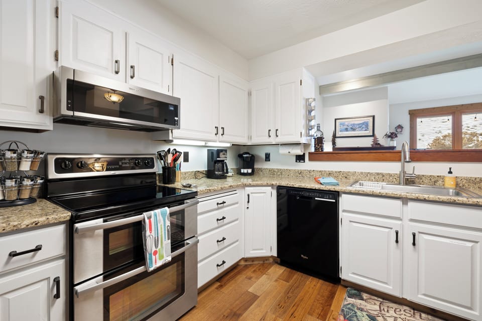 Full kitchen with many extras...Keurig coffee maker and drip coffee maker