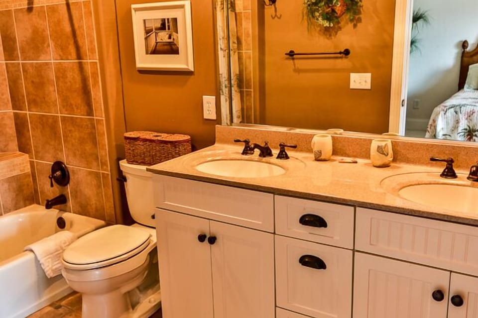 Twin bedroom bathroom