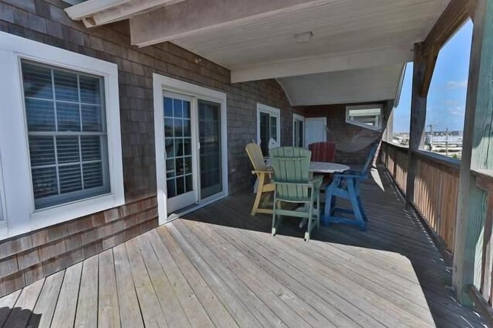 Large deck overlooking the beautiful Ocean with Chairs Lounges & Hammock