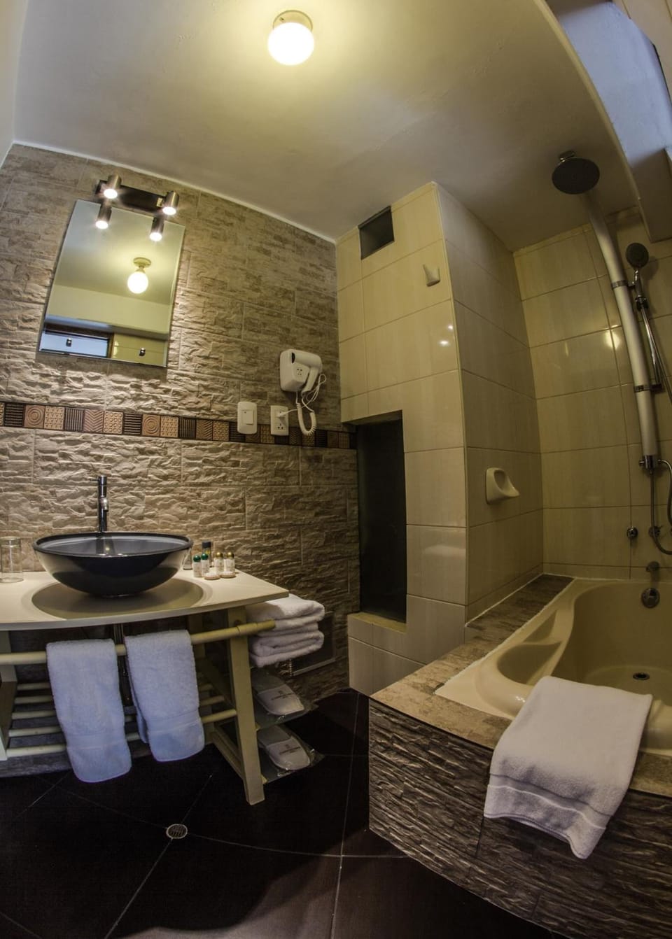Combined shower/tub, free toiletries, hair dryer, towels