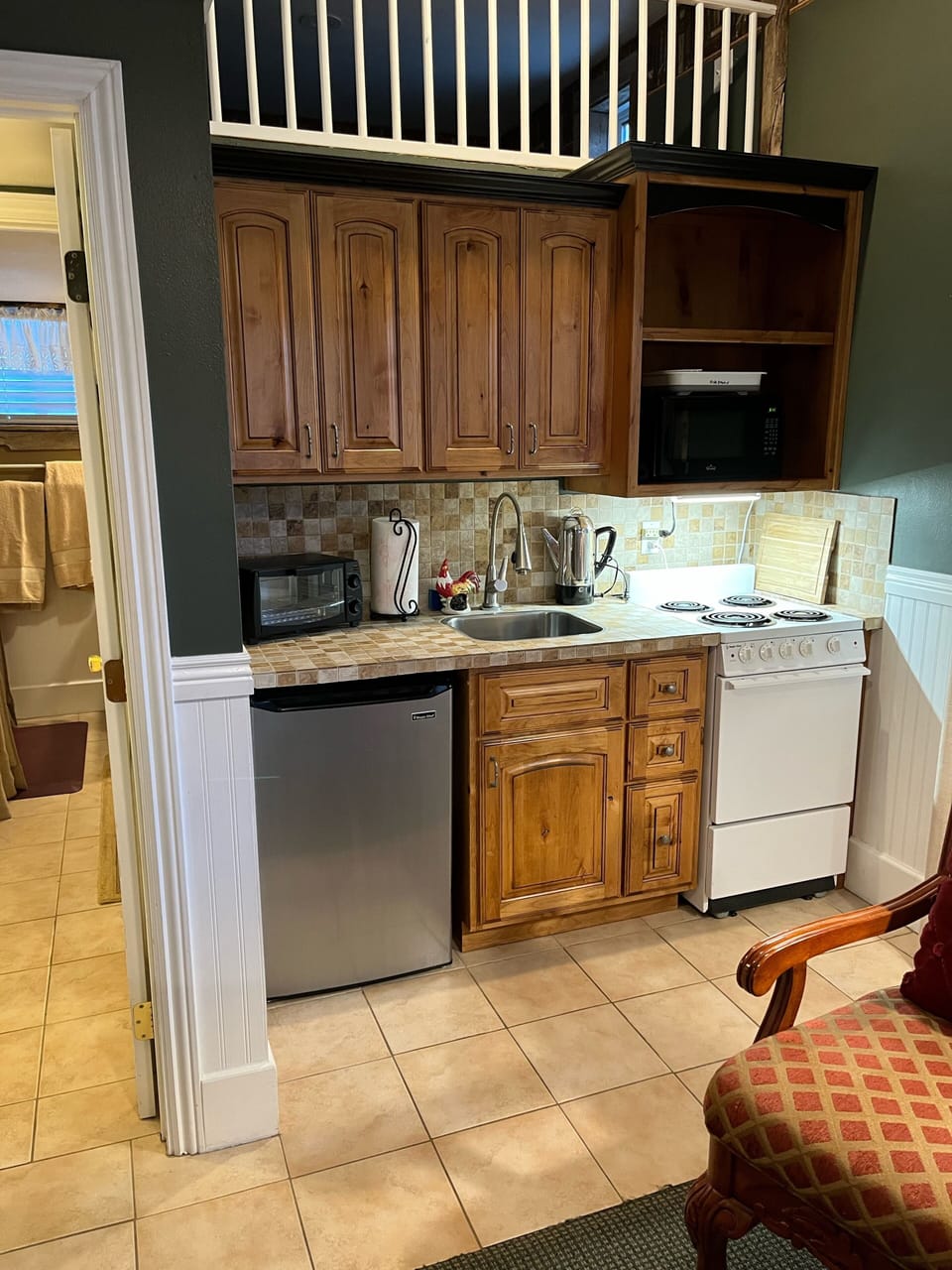 Small kitchen with everything you need for a quick meal. 