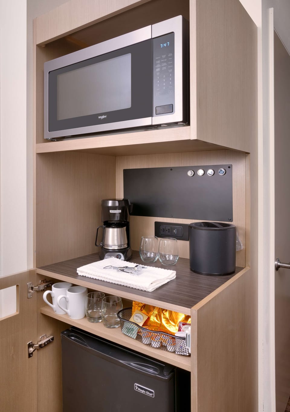Room, 1 King Bed (Den) | Down comforters, desk, blackout drapes, iron/ironing board
