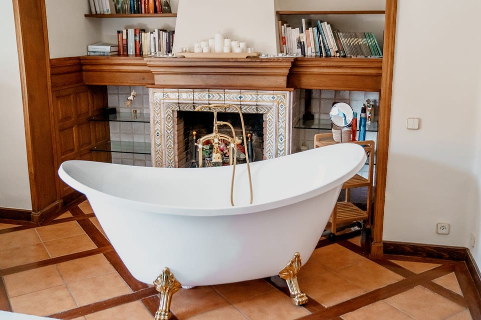 Deep soaking bathtub