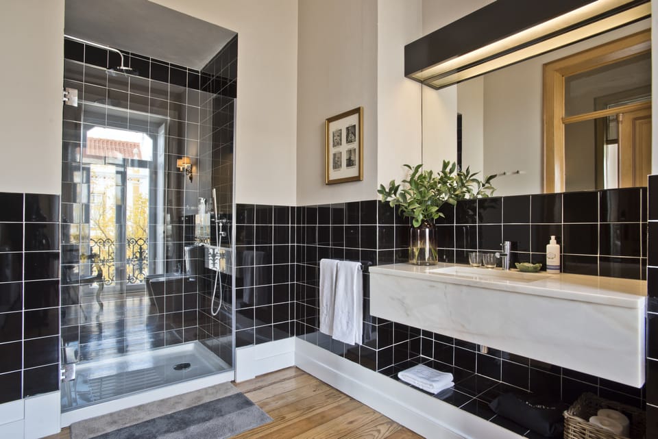 Deep soaking tub, free toiletries, hair dryer, slippers