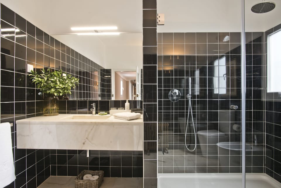 Deep soaking tub, free toiletries, hair dryer, slippers