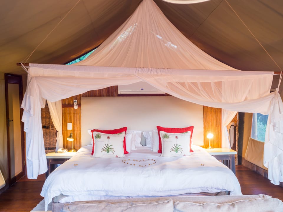 Family Room | Premium bedding, in-room safe, desk, laptop workspace