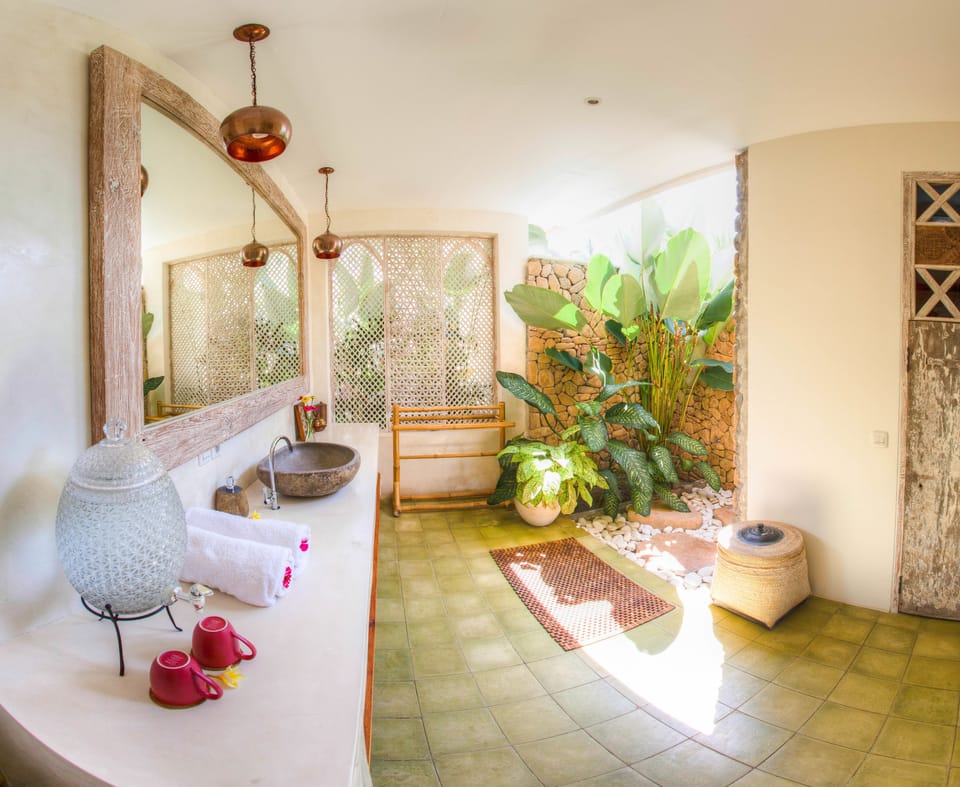 Shower, rainfall showerhead, free toiletries, hair dryer