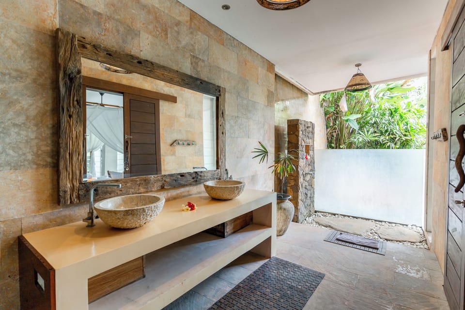Luxury Double Room, 1 King Bed, Non Smoking, Garden View | Bathroom | Shower, rainfall showerhead, free toiletries, hair dryer