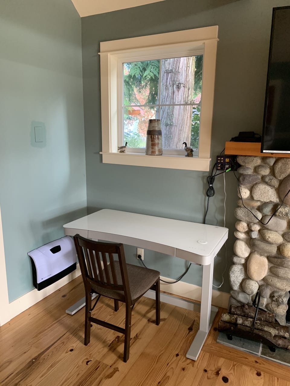 Height adjustable computer desk