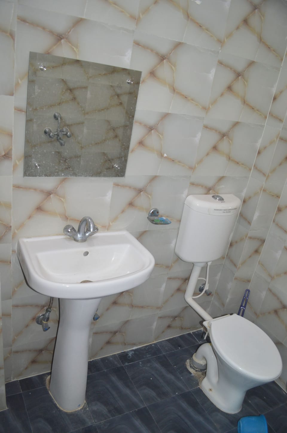 Basic Double or Twin Room, 2 Twin Beds, Non Smoking | Bathroom | Shower, towels
