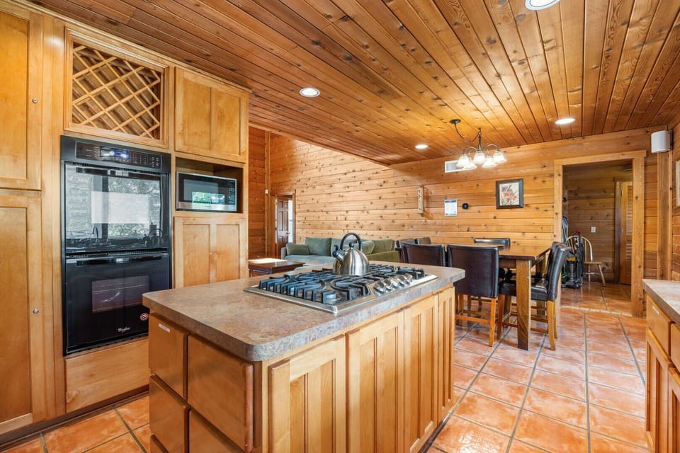 Kitchen - double oven + microwave