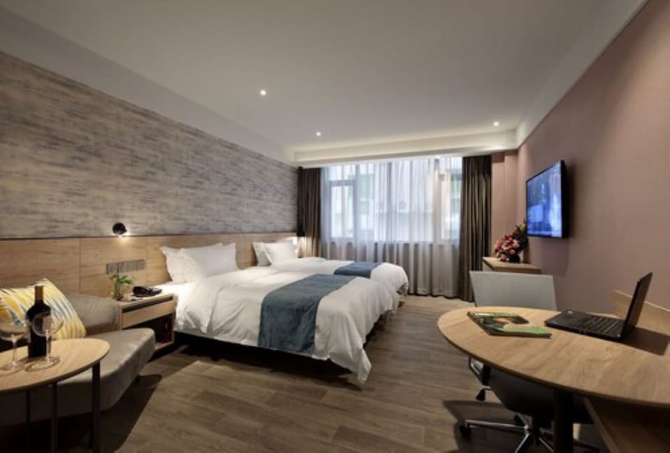 Deluxe Twin Room | Minibar, in-room safe, desk, blackout drapes