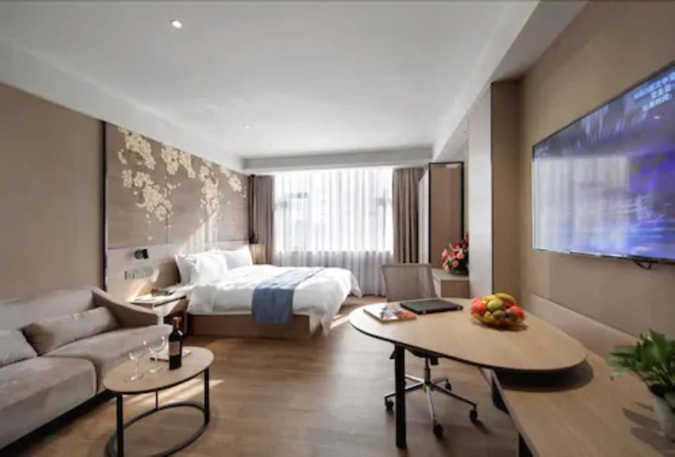 Deluxe Double Room | Minibar, in-room safe, desk, blackout drapes