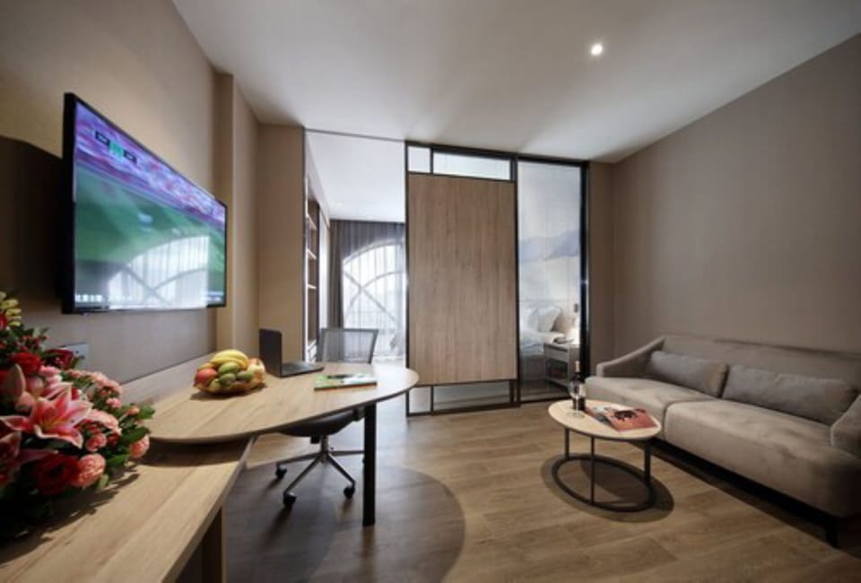 Deluxe Suite | Minibar, in-room safe, desk, blackout drapes