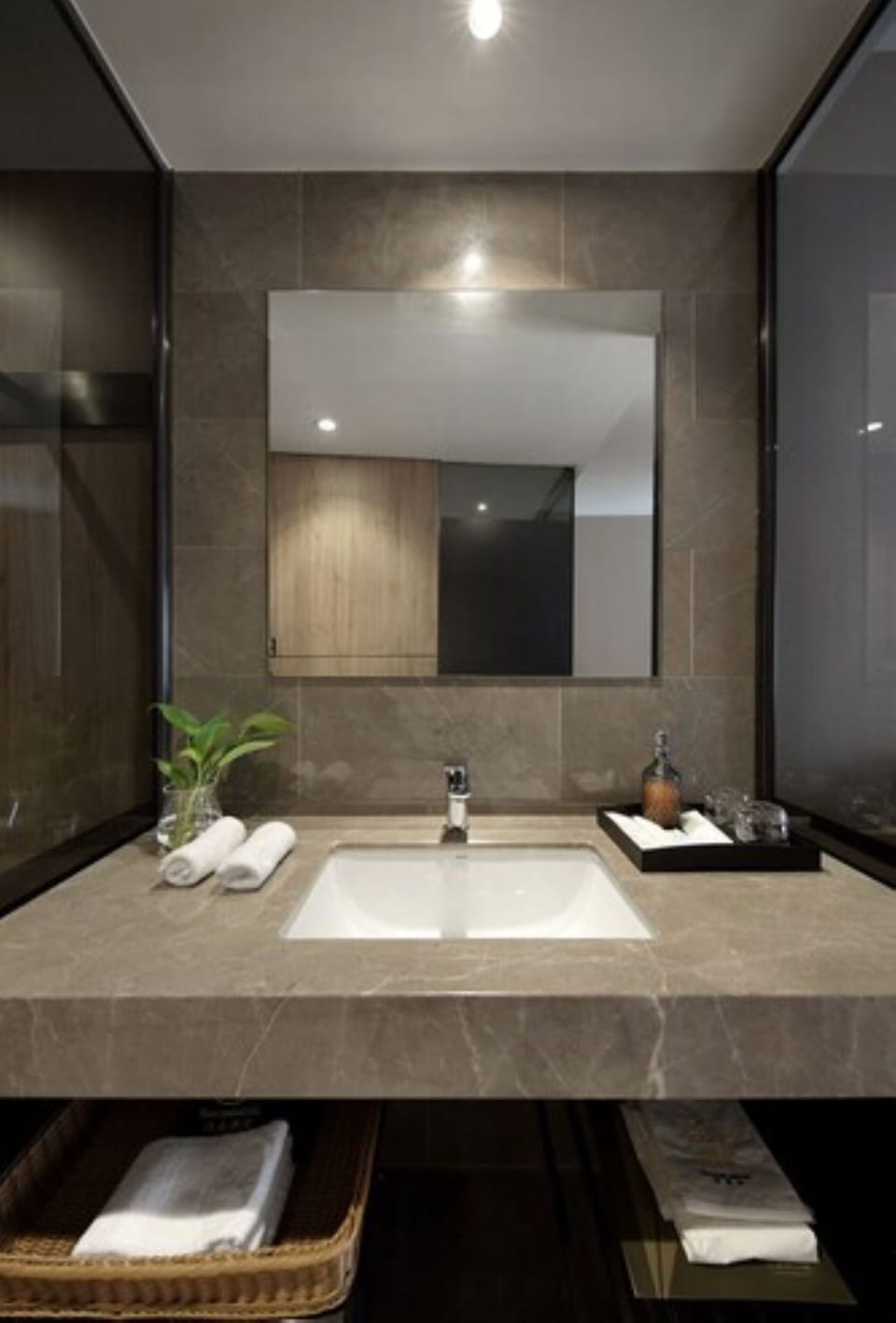 Business Double Room | Minibar, in-room safe, desk, blackout drapes