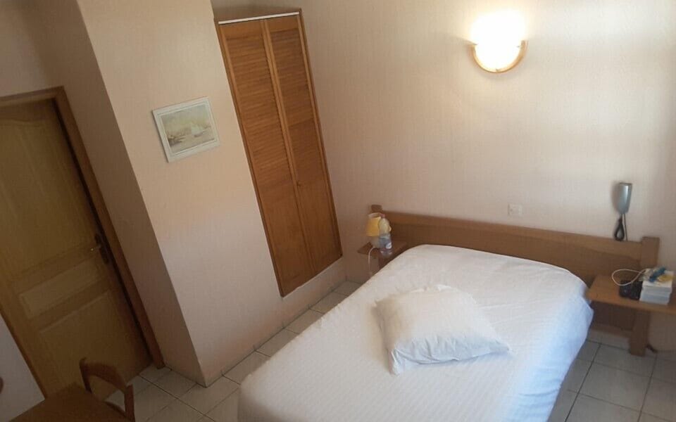 Standard Single Room, 1 Large Twin Bed, Non Smoking | Desk, soundproofing, free WiFi, bed sheets