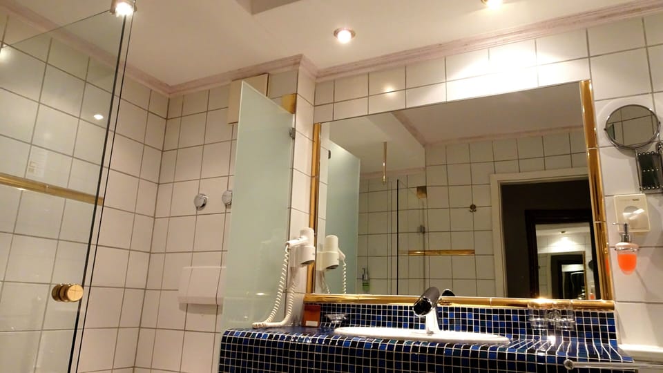Standard Single Room | Bathroom | Free toiletries, hair dryer, heated floors (bathroom), towels