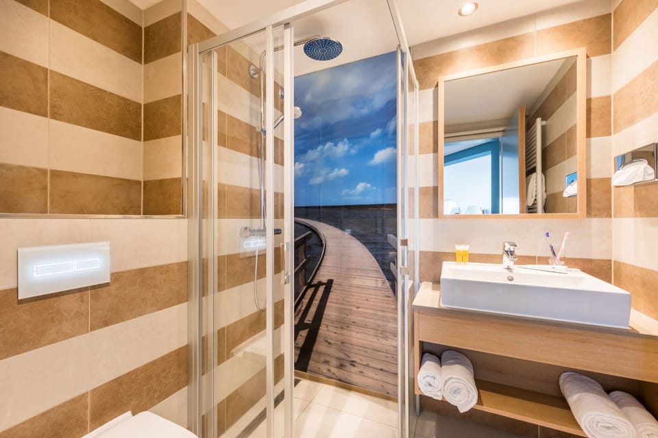 Family Room | Bathroom | Shower, hair dryer, towels