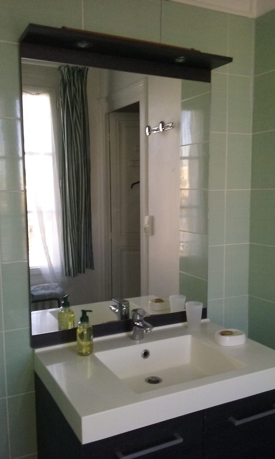 Bathroom sink