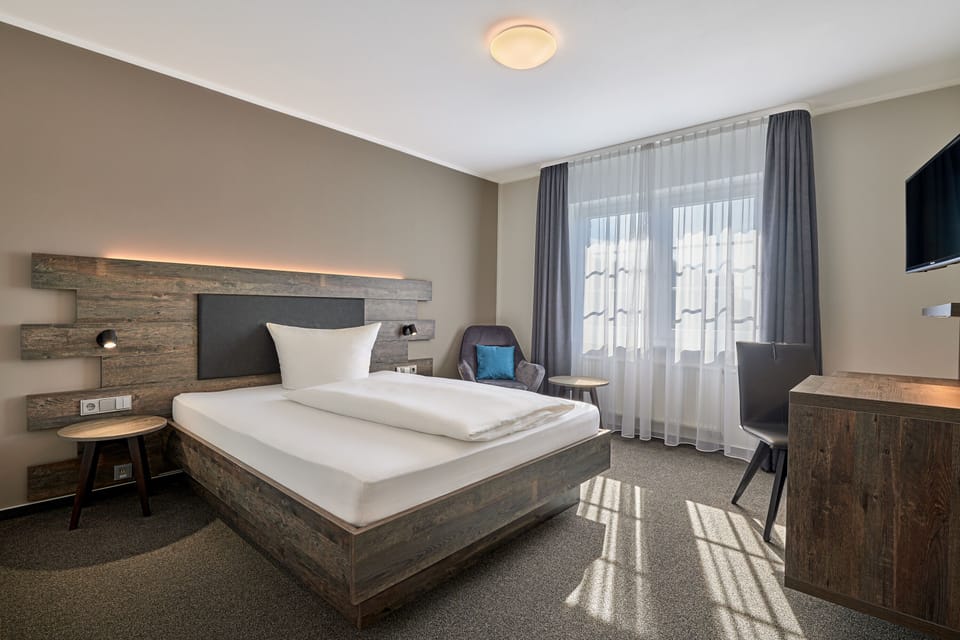 Classic Double Room | In-room safe, desk, laptop workspace, blackout drapes