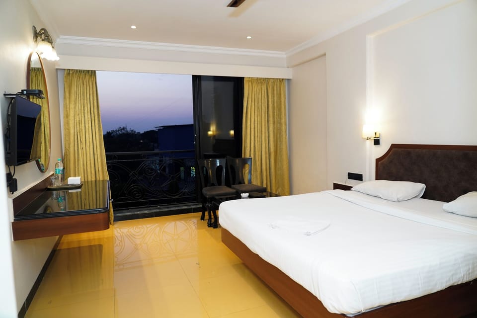 Deluxe Room | In-room safe, desk, blackout drapes, soundproofing