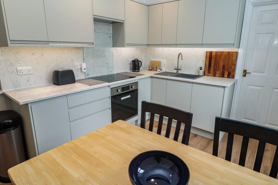 Cottage | Private kitchen | Electric kettle, toaster, cookware/dishes/utensils