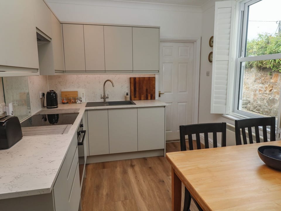 Cottage | Private kitchen | Electric kettle, toaster, cookware/dishes/utensils