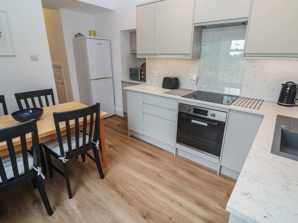 Cottage | Private kitchen | Electric kettle, toaster, cookware/dishes/utensils