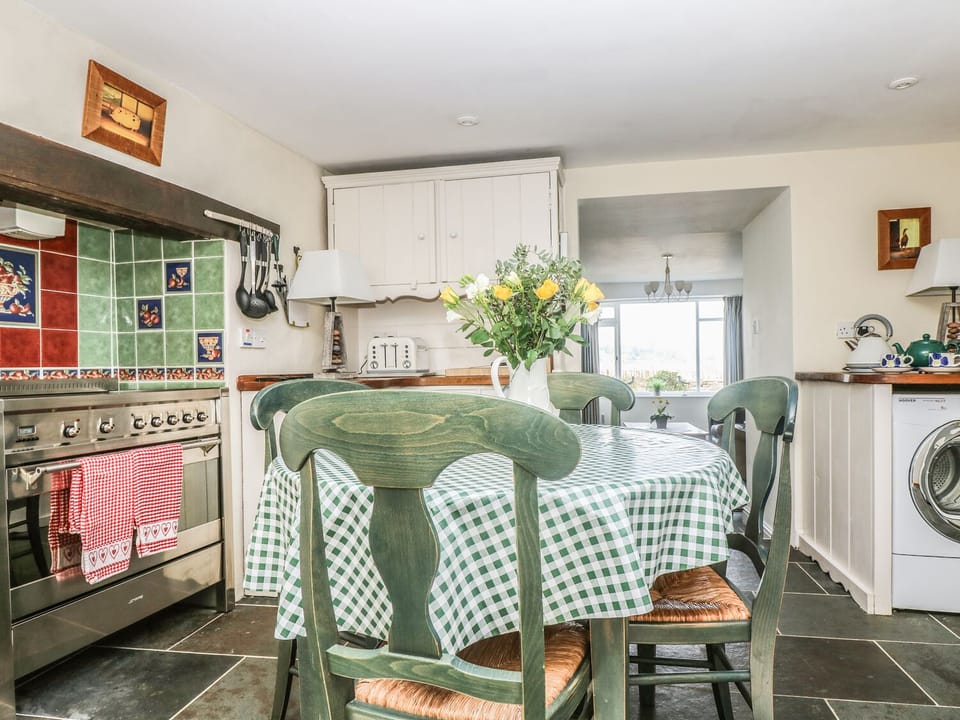 Cottage | Private kitchen | Dishwasher, cookware/dishes/utensils