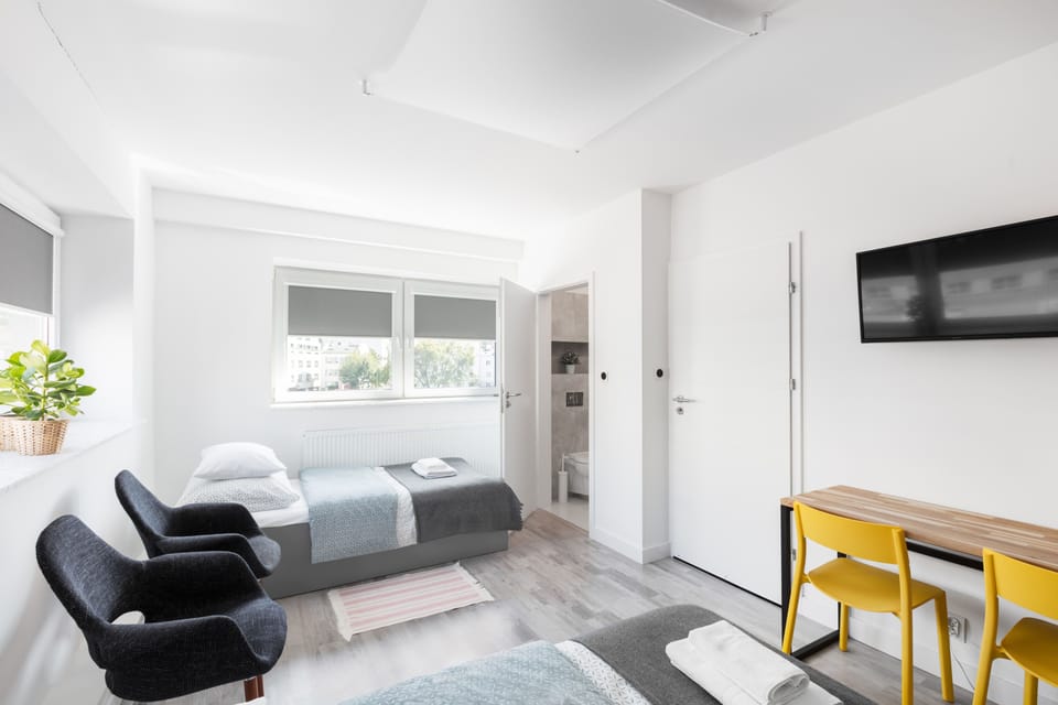 Twin Room, Private Bathroom (07) | Desk, iron/ironing board, WiFi (free), bed sheets