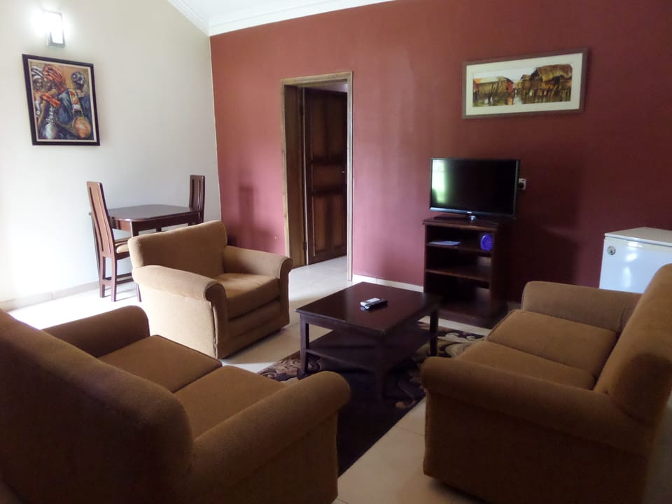 Executive Suite, Non Smoking | Living room | 32-inch flat-screen TV with cable channels, TV