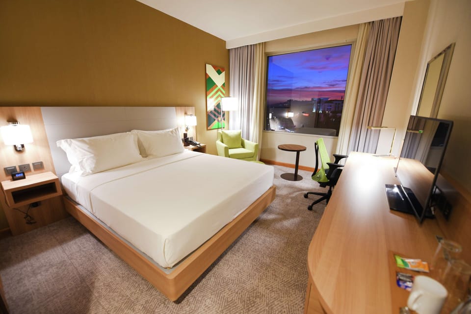 Room, 1 King Bed | Minibar, in-room safe, desk, laptop workspace