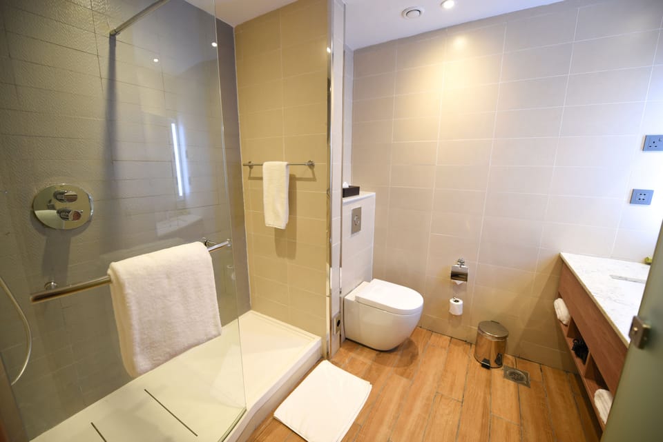 Room, 1 King Bed | Bathroom | Rainfall showerhead, free toiletries, hair dryer, bathrobes