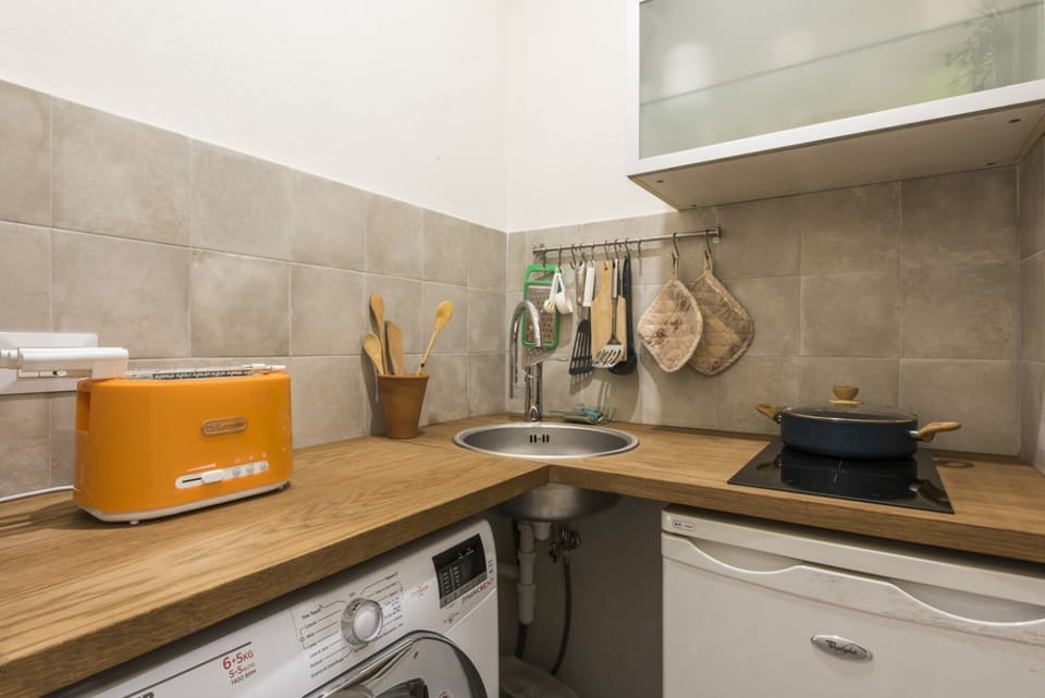 Apartment, 1 Bedroom | Private kitchenette | Fridge, microwave, stovetop, dishwasher