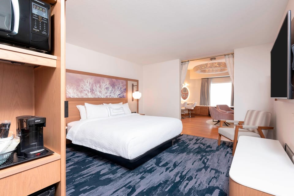 Suite, 1 King Bed | Desk, laptop workspace, iron/ironing board, free cribs/infant beds