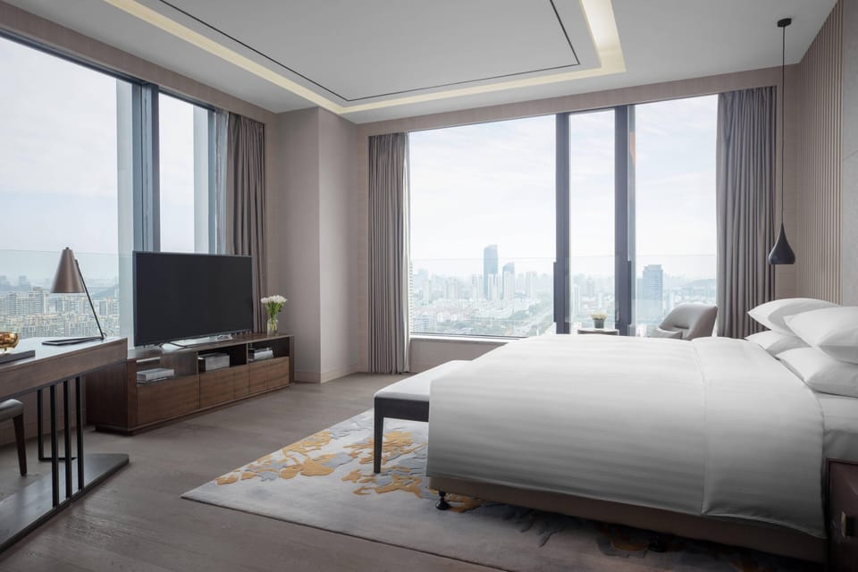 Executive Suite, 1 King Bed | Hypo-allergenic bedding available, down comforters, in-room safe