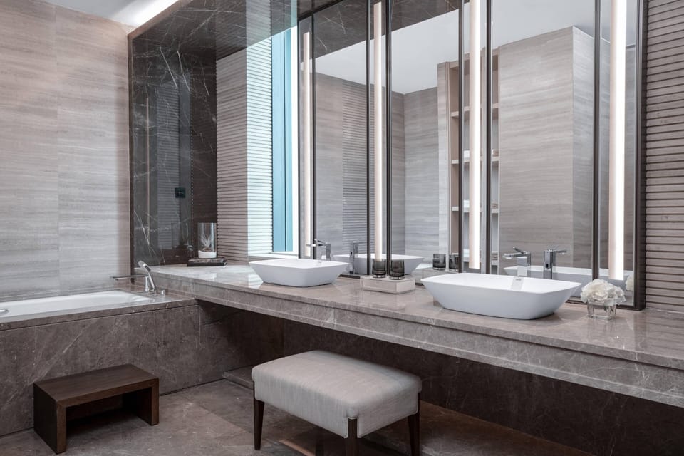 Executive Suite, 1 King Bed | Bathroom | Shower, hydromassage showerhead, free toiletries, hair dryer