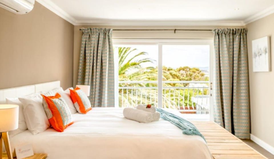 Double or Twin Room | Minibar, in-room safe, desk, soundproofing